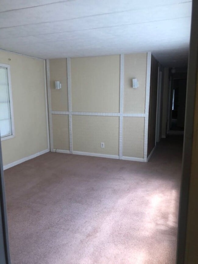 Building Photo - 3 Bedroom 1 Bath Mobile Home