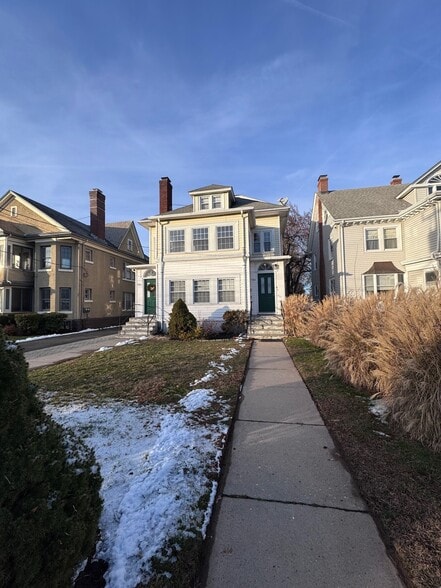 Front of building - 786 Farmington Ave