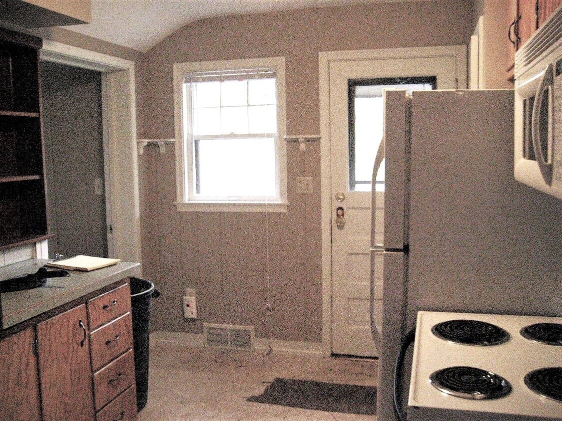 Building Photo - 823 Elm St