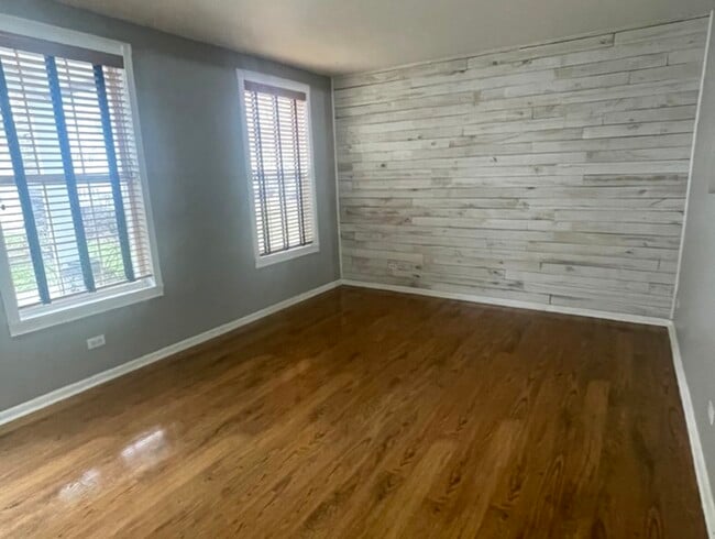 Building Photo - 939 Symphony Dr