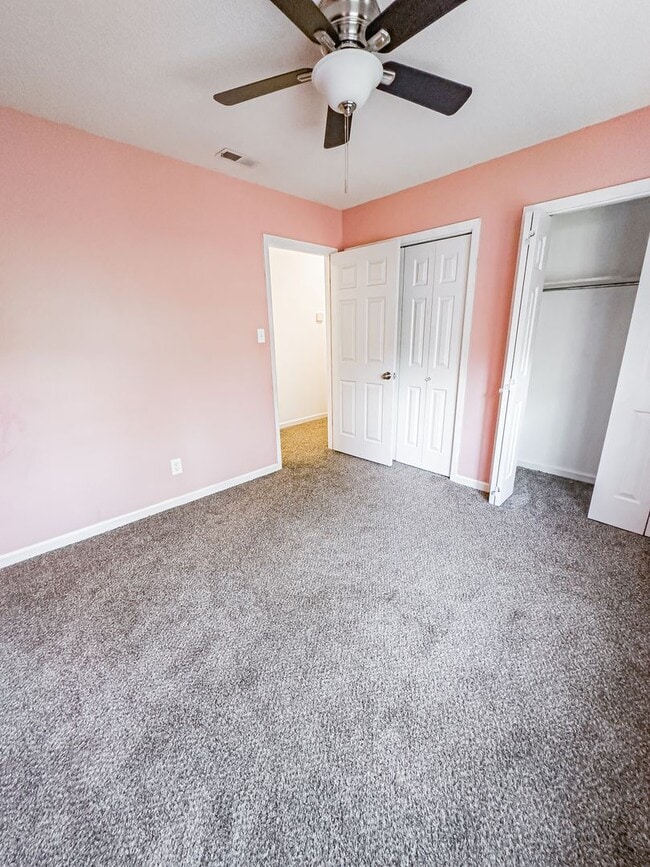 Building Photo - Lovely Home! Lots Of Space!