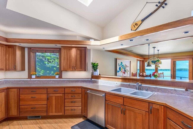 Building Photo - Lake Mendota Dream Home in Desirable Sprin...