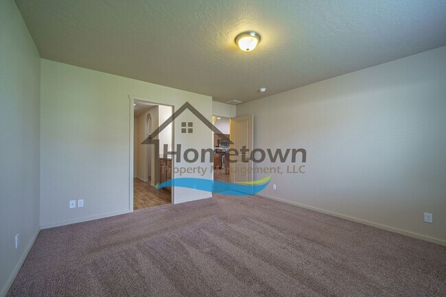 Building Photo - 3 Bedroom 2 Bathroom Home with Attached 2 ...