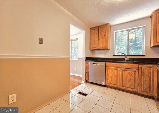 Building Photo - 8465 Summer Breeze Ln