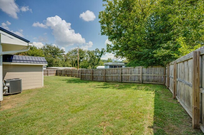 Building Photo - 3 Bed/2 Bath fully Renovated House