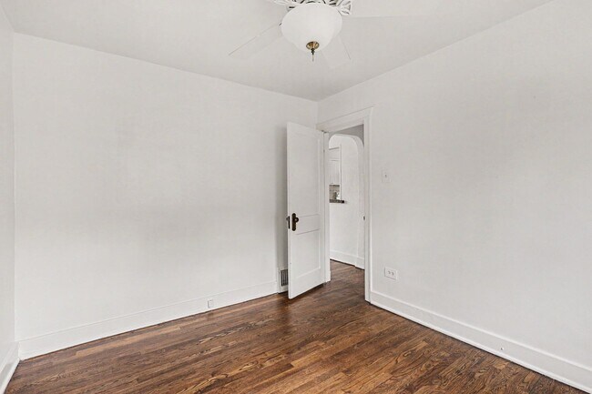 Building Photo - Available NOW! 3 Bedroom 2 Bath Beautiful Home in Denver!