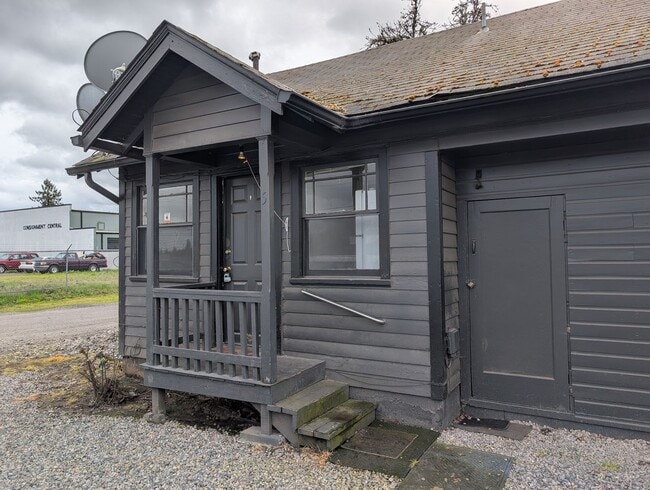 Building Photo - Nice 1 Bedroom, 1 Bath Apartment With Solid Surface Flooring