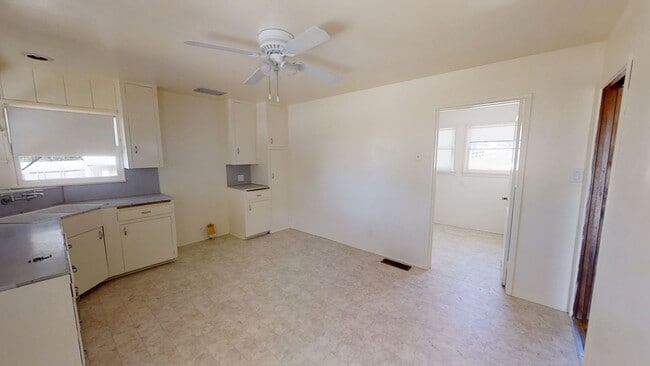 Building Photo - Looking for space, look no further!