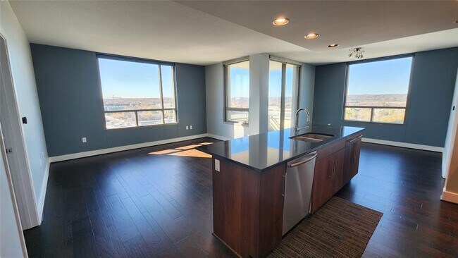 Building Photo - 300 Bowie St