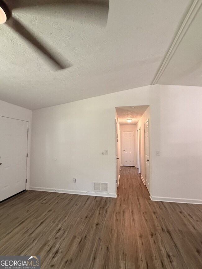 Building Photo - 640 Valerie Cir