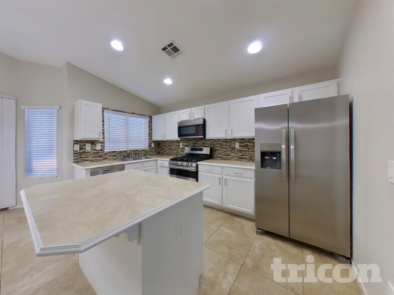 Building Photo - 11049 Zampino St