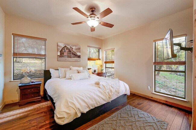 Building Photo - 401 Madrone Canyon Dr