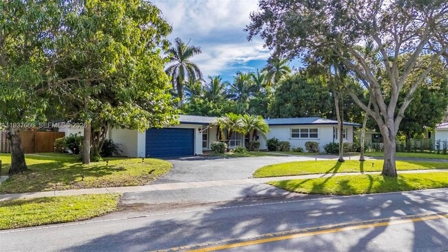 Building Photo - 812 Holly Ln