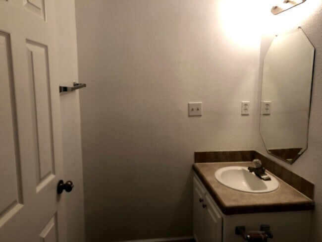 Building Photo - 140 Varsity Dr