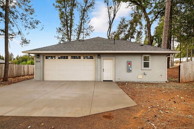 Building Photo - 3-bedroom, 2-bathroom home nestled in the ...