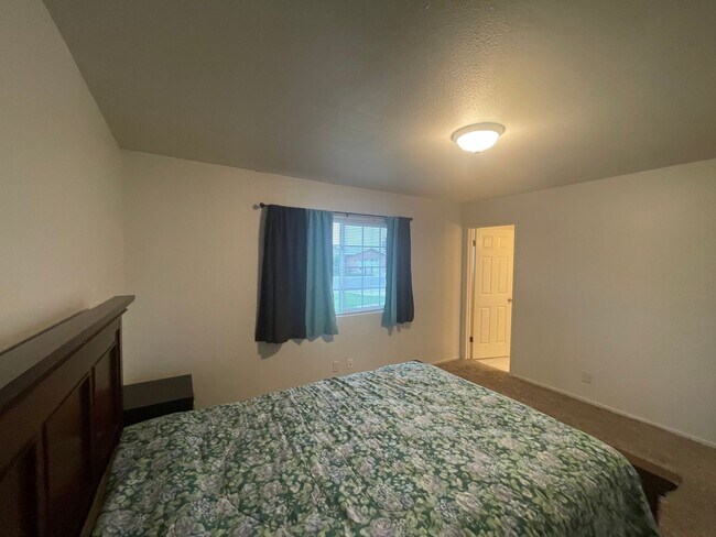 Building Photo - Ideal 4br/2ba single story with chefs kitchen