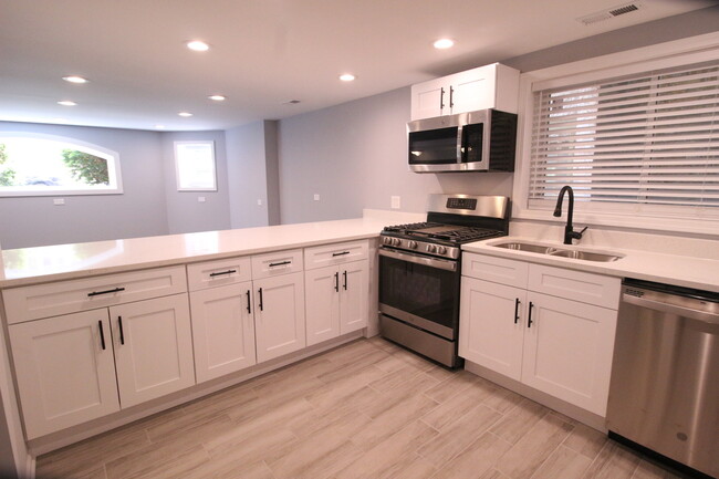 Building Photo - 6210 N Talman Ave