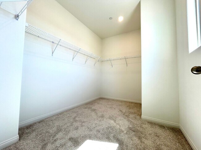 Building Photo - Brand new Townhome in Summerlin Grand Park Village