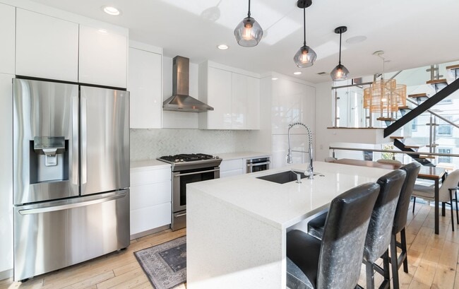 Building Photo - Three Bed Olde Kensington Home