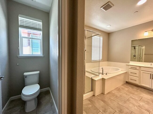 Building Photo - Beautiful 3 Bedroom 2.5 Bathroom in Gated ...