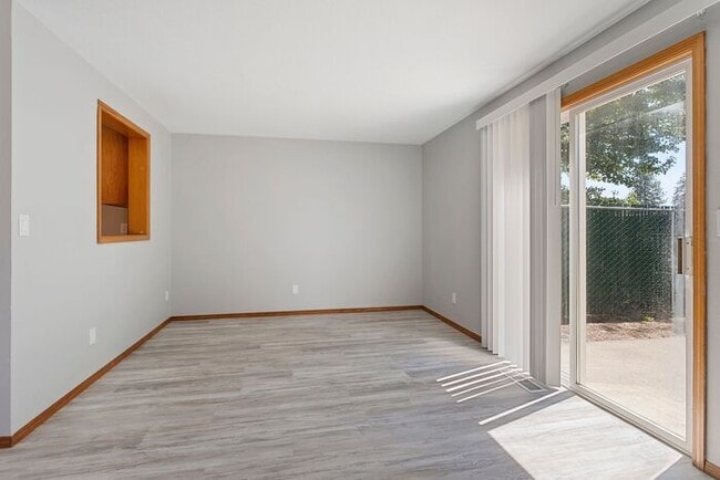 Building Photo - 3 bedroom townhouse with Garage!! Wont las...
