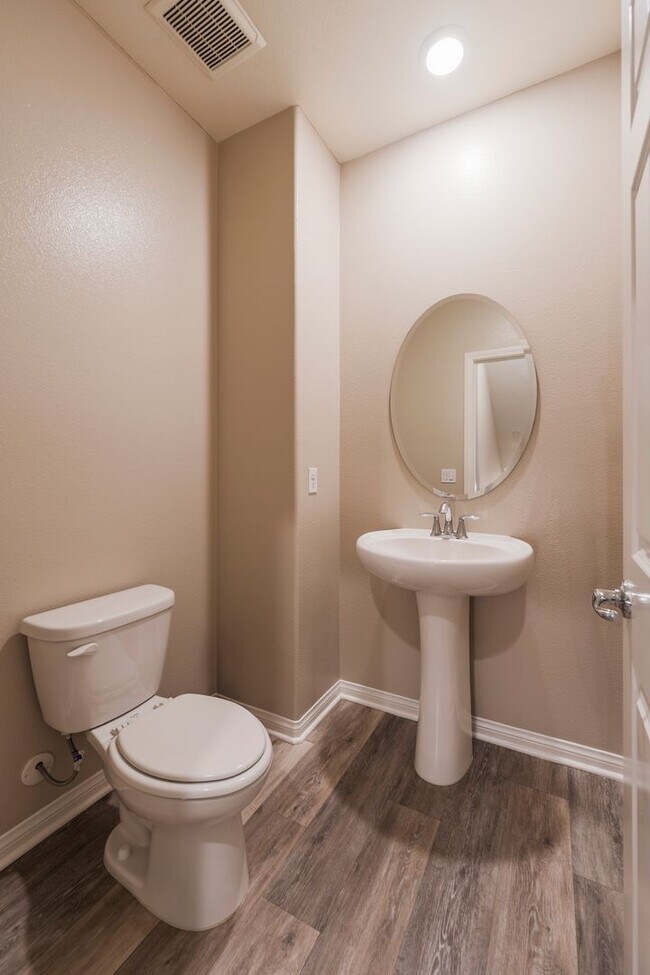 Building Photo - Beautiful Gardena Condominium in Gated Com...