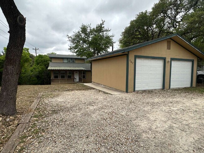 Building Photo - 3-bedroom, 2-bath home nestled in the Rolling Hills subdivision in Canyon Lake