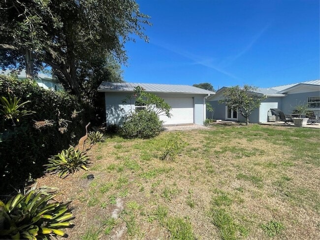 Building Photo - 3030 W Helen Ave