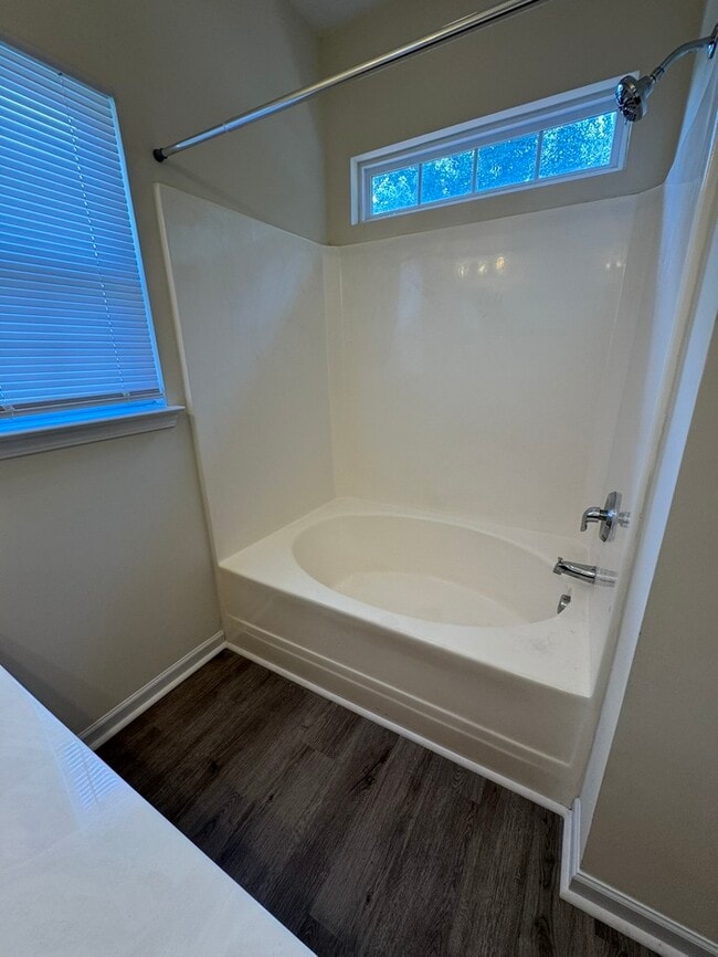 Building Photo - 3 Bed END UNIT! AVAILABLE NOW!