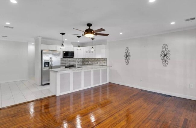 Building Photo - 3 Bedroom Newly Renovated  Apartment with ...