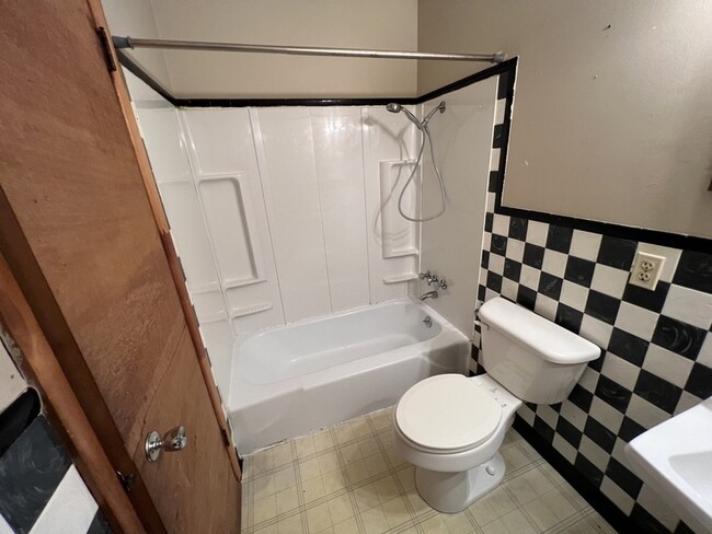 Building Photo - 207 N Mulberry St