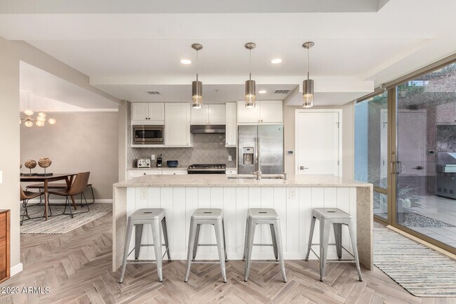 Primary Photo - 7161 E Rancho Vista Dr