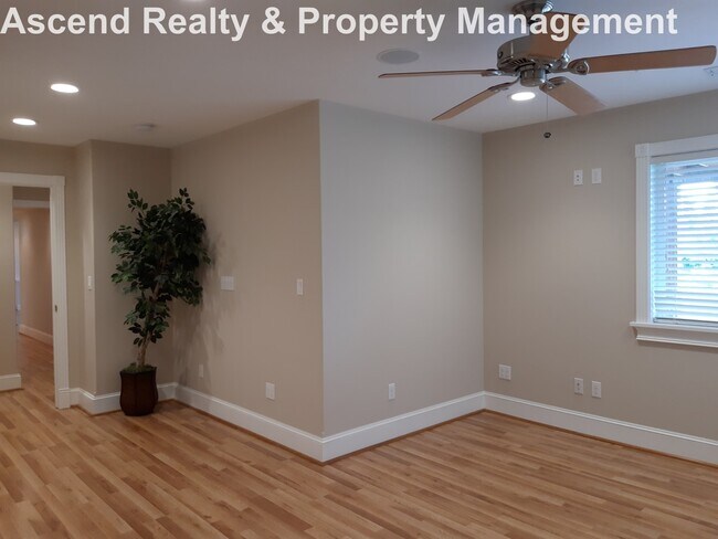 Building Photo - Unique Opportunity to Lease 2 Bed Lower Unit in Executive Home Utilities Included Quick Access to...