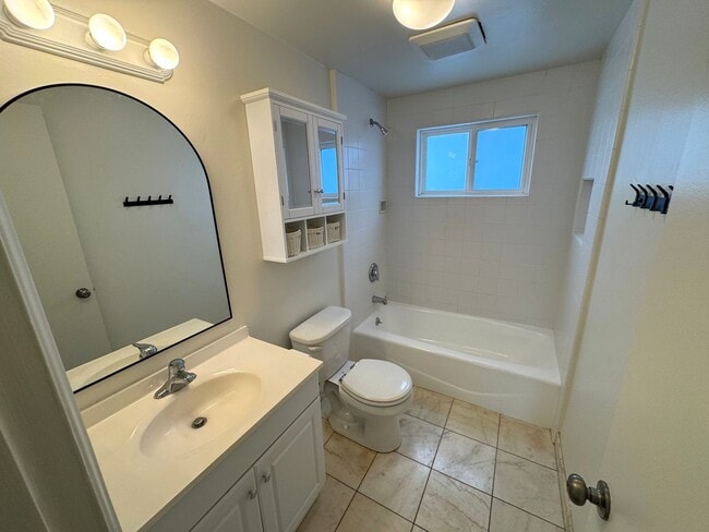 Building Photo - Pierpont Beach Home