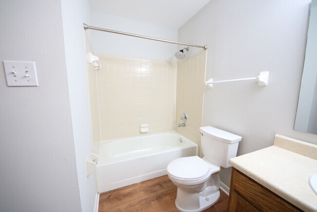 Building Photo - All Electric Second Floor Garden Condo for Rent in Wildwood