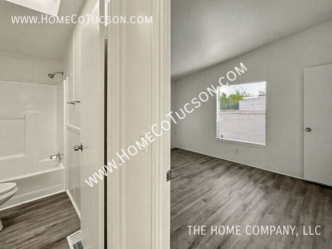 Building Photo - 5717 S Stewart Blvd