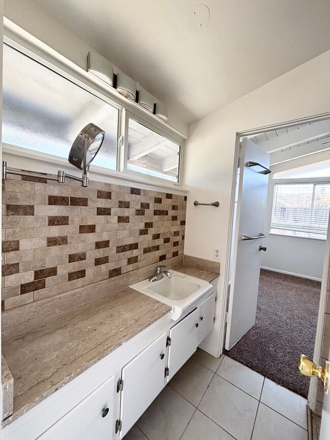 Building Photo - Lovely 3 Bedroom Home in Established Neigh...