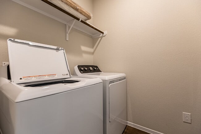 Building Photo - 373 Jade St