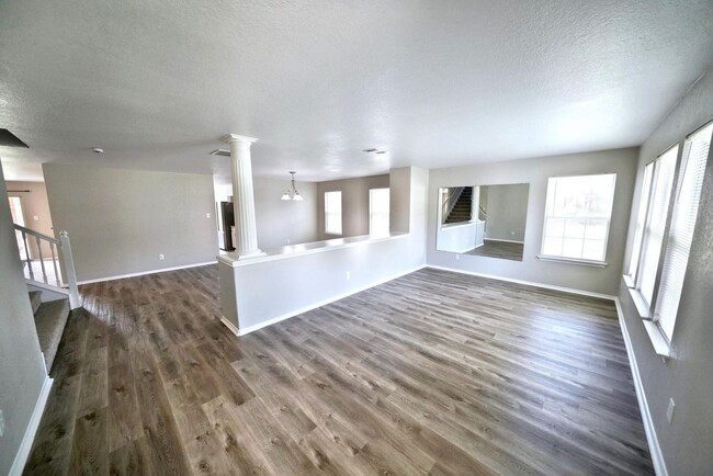 Building Photo - Stunning 4-Bedroom, 2.5-Bathroom Home in L...