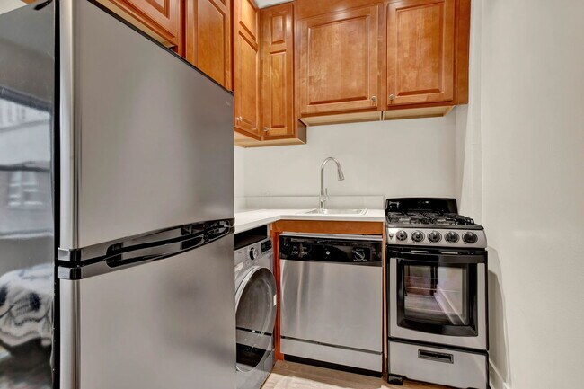 Building Photo - 1100 N La Salle Dr