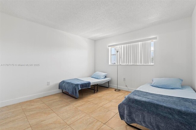 Building Photo - 9375 Fontainebleau Blvd
