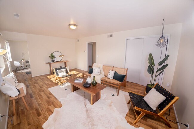 Building Photo - Beautiful Two Bed Apartment Close to Sugar House: Washer/Dryer and Parking Included!