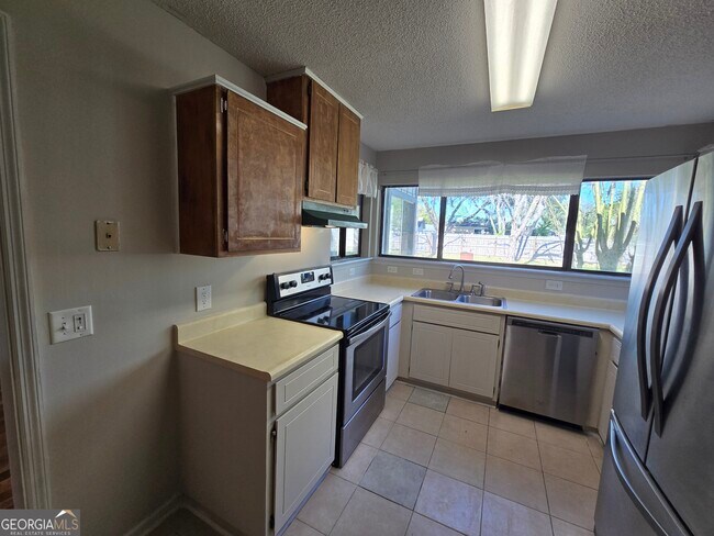 Building Photo - 425 Sunnyside Dr