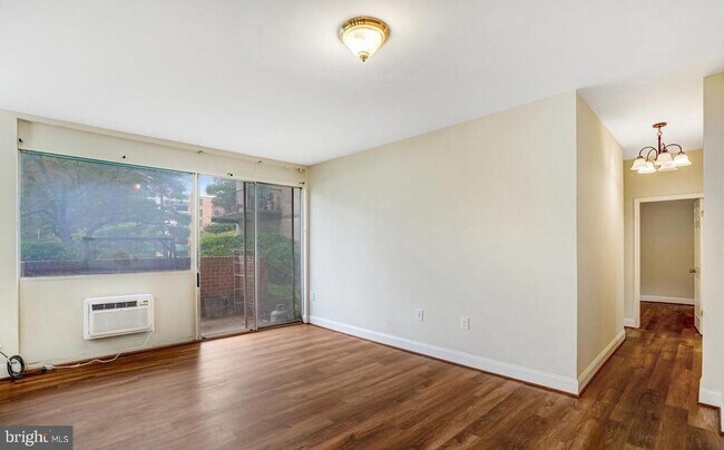 Building Photo - 3245 Rio Dr