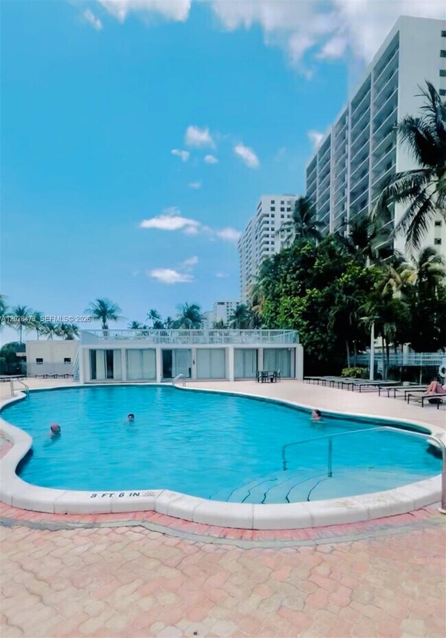 Building Photo - 2655 Collins Ave
