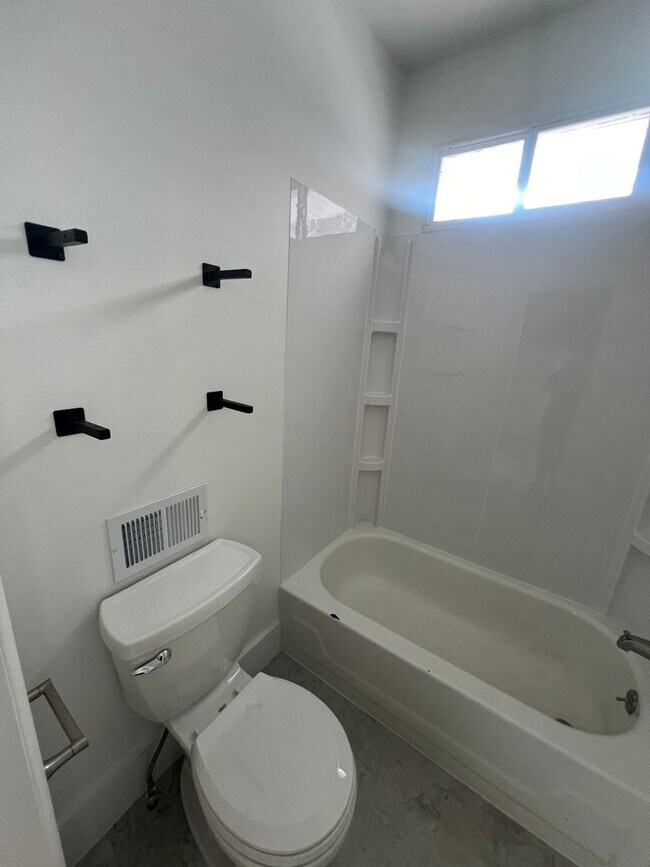 Building Photo - Charming Main Floor Apartment – 2 Bed, 1 B...
