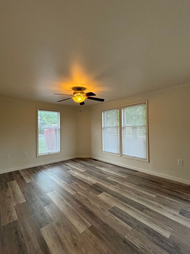 Building Photo - Gorgeous 3 Bedroom 1.5 Bathroom with Huge ...