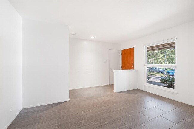 Building Photo - 8600 Clarewood Cir