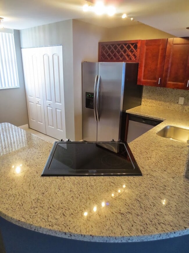 Building Photo - 115 Lake Emerald Dr