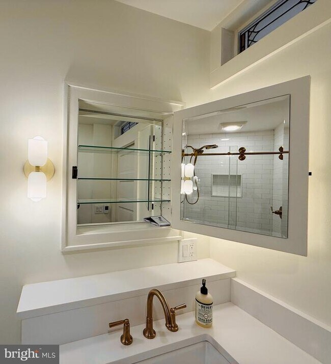 Building Photo - 46 York St